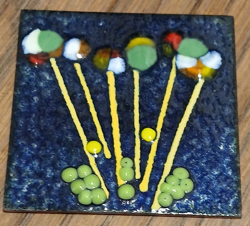 Small blue plaque with abstract lolly-pop like flowers